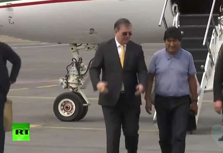 Morales baja del avión que lo llevó a México