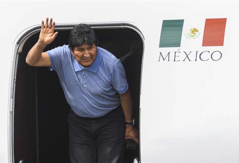 Morales en el momento en el que salía de la aeronave | Foto: AFP