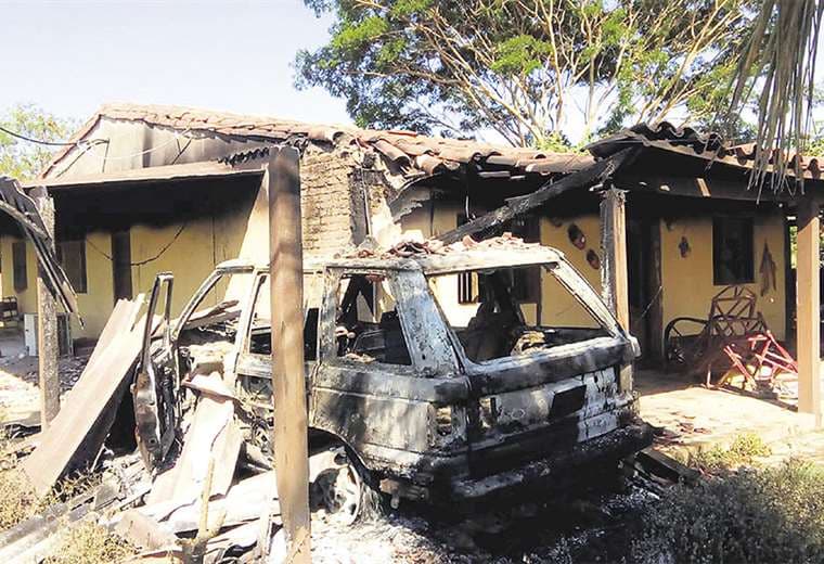En estas condiciones quedó la casa y uno de los vehículos del exsenador por el MAS Félix Martínez, que fue atacada el lunes en la noche en Yapacaní. No hay personas heridas