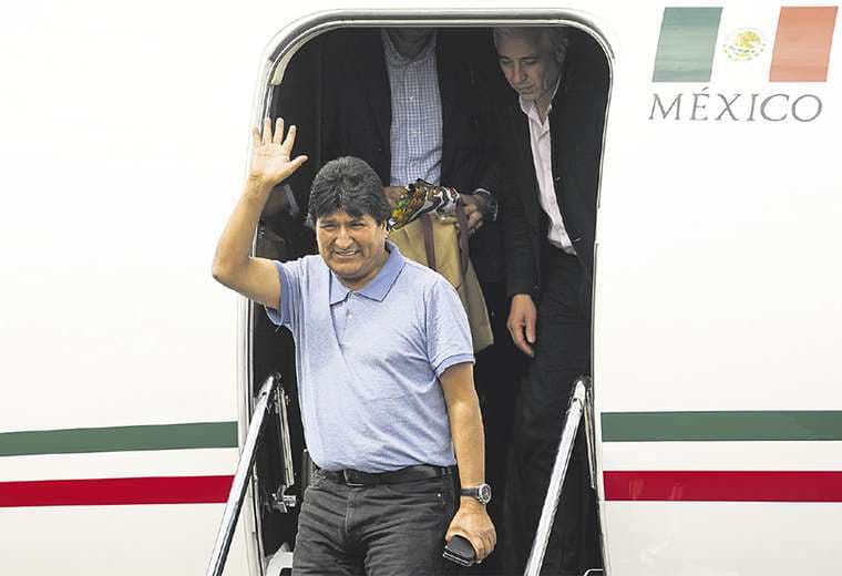 Después de más de 12 horas de viaje, Morales llegó a la capital mexicana, donde lo espera el asilo político. Dos colaboradores lo acompañaron, Álvaro García Linera y Gabriela Montaño