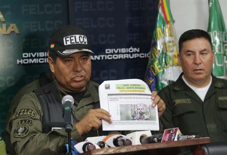 La Policía exhibe una publicación que muestra al presunto guerrilero (Foto: Rolando Villegas)