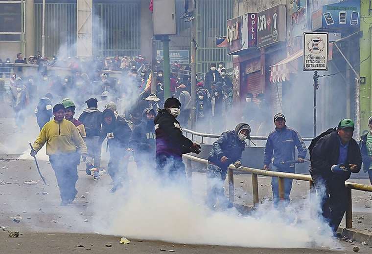 Policías y manifestantes se enfrentaban cuando la presidenta posesionaba a su nuevo Alto Mando Militar