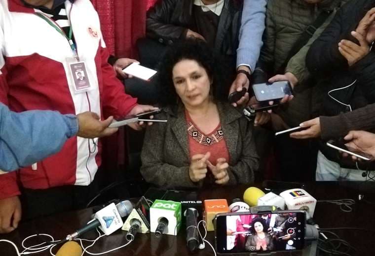 La nueva alcaldesa de Sucre conversó con la prensa. Foto. William Zolá 