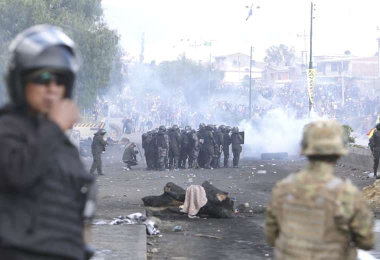 Enfrentamiento entre policías y cocaleros en Cochabamba | Foto: APG