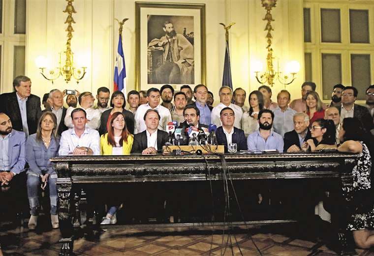 Representantes de todos los sectores políticos firmaron el pacto. Foto: AFP