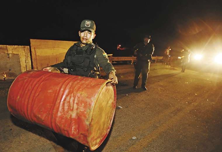 La Policía levantó los objetos que mantenían bloqueado un puente. Foto: Hernán Virgo