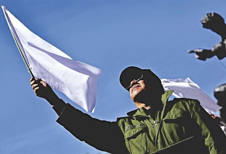 Los policías organizaron una misa y manifestación con banderas blancas. Foto: APG