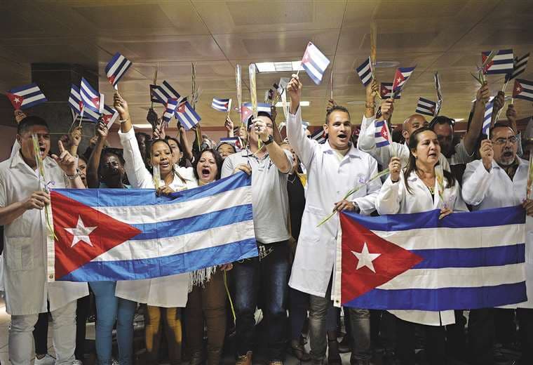 Los primeros 224 médicos cubanos arribaron a La Habana y fueron recibidos con aplausos. Foto AFP