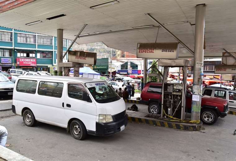 Los bloqueos afectan la provisión de carburante en La Paz. Foto APG 
