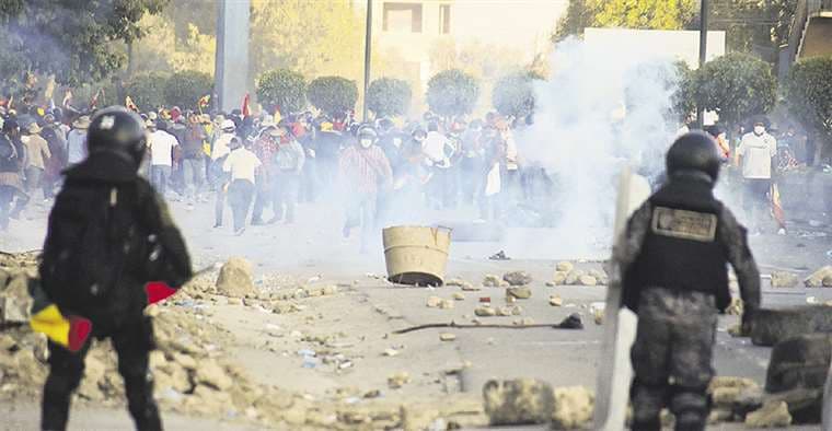 Ayer se registraron enfrentamientos entre cocaleros y la Policía, esta última usó gases lacrimógenos para dispersar la movilización. Foto: Los Tiempos