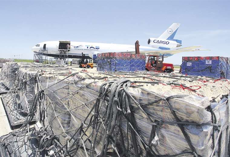 Transportes Aéreos Bolivianos trasladó alrededor de 41 toneladas de huevo y pollo a la ciudad de La Paz durante la jornada de ayer. Foto:JORGE IBÁÑEZ