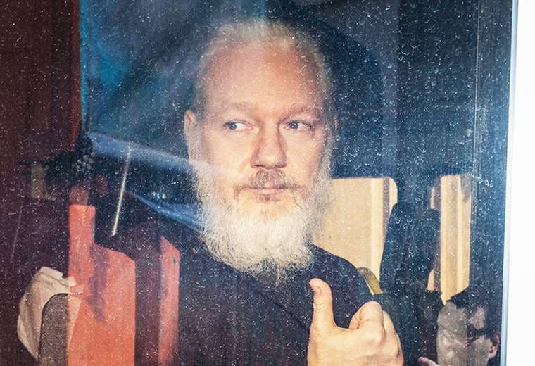 Julian Assangem cuando fue arrestado en la Embajada de Ecuador en Suecia