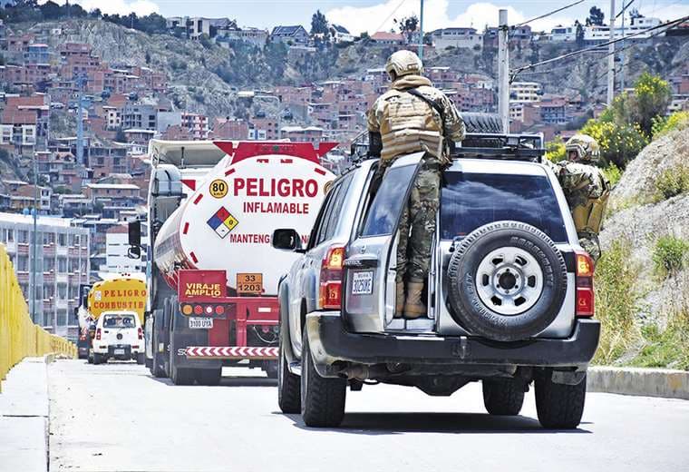 Abastecimiento de combustibles es una de las demandas del sector productivo. Ayer varios camiones cisternas bajaron de El Alto hacia la hoyada. Foto: APG Noticias