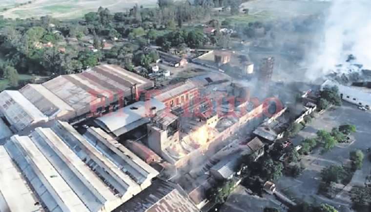 El incendio comenzó en la destilería del ingenio La Esperanza. Foto: EL TRIBUNO DE JUJUY