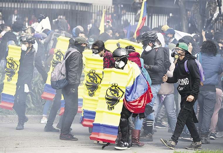 Opositores utilizaron escudos y banderas para enfrentar a las fuerzas policiales. Foto: AFP