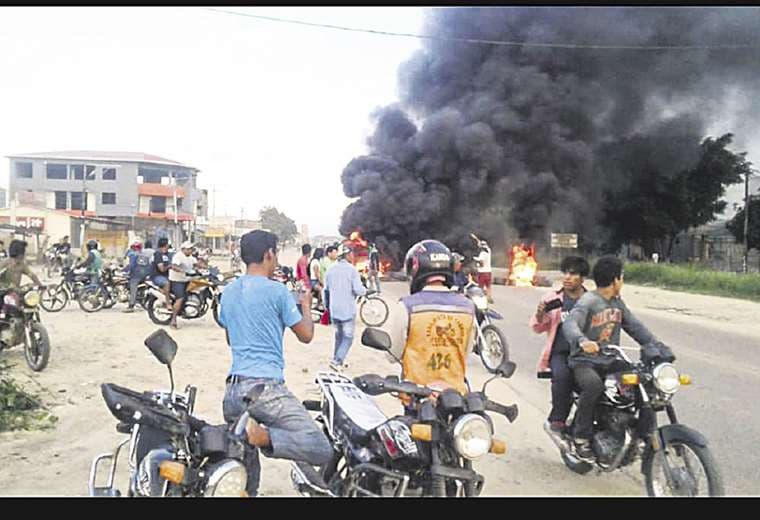Momentos en que arden llantas a unas cuadras de la plaza central de Yapacaní, donde la Policía llegó ayer