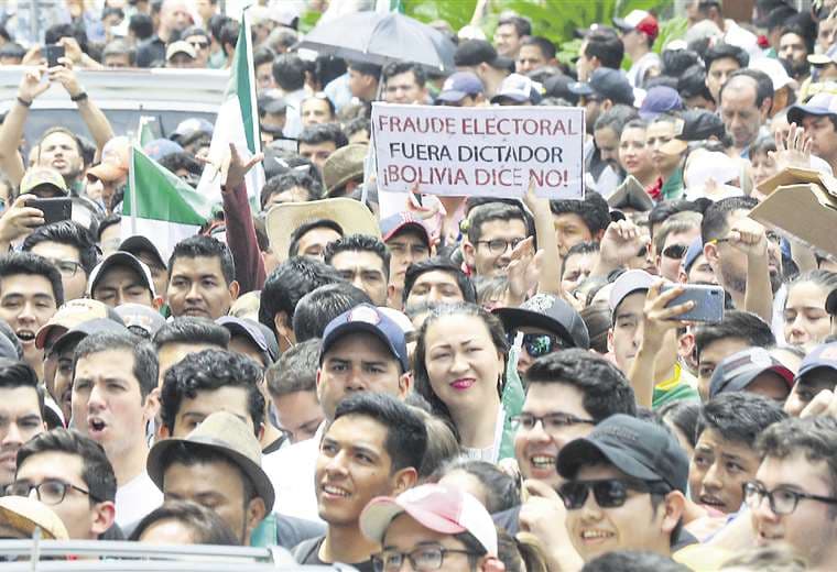 Las protestas en Santa Cruz de la Sierra fueron el catalizador del descontento nacional; Luis Fernando Camacho, líder cívico, jugó un rol fundamental