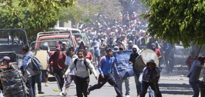 En Cochabamba, la Policía intervino en los enfrentamientos entre masistas que intentaban romper el bloqueo que levantaron los ciudadanos. Fotos: LOS TIEMPOS