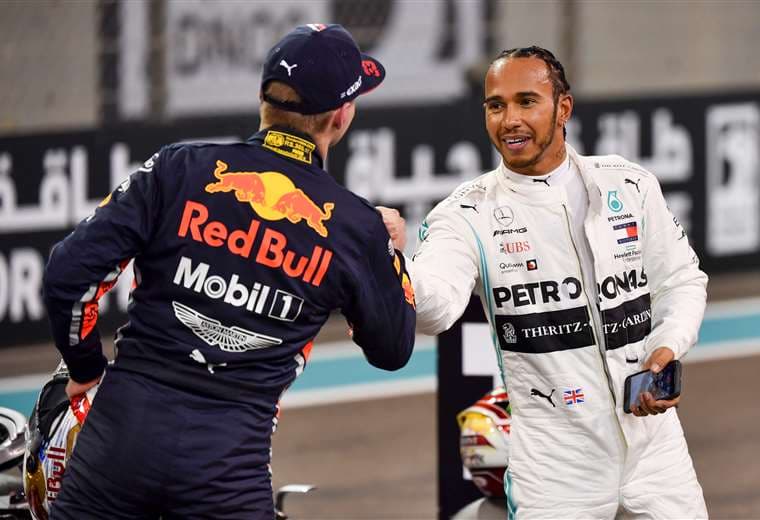 El holandés Max Verstappen (espaldas) felicita a Lewis Hamilton después de las pruebas de clasificación. Foto: AFP