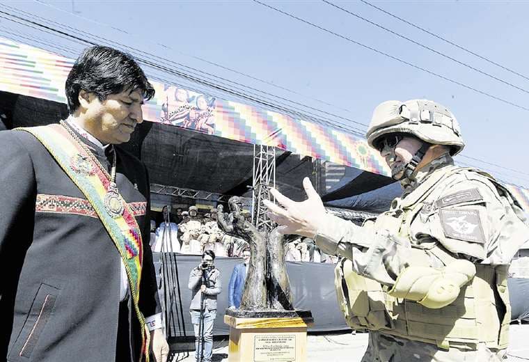 En el día de las FFAA, el 7 de agosto, el Gral. Kaliman entregó un reconocimiento a Evo Morales
