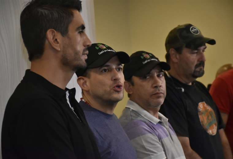 Camacho estuvo acompañado por otros cívicos en la conferencia de prensa. Foto: APG