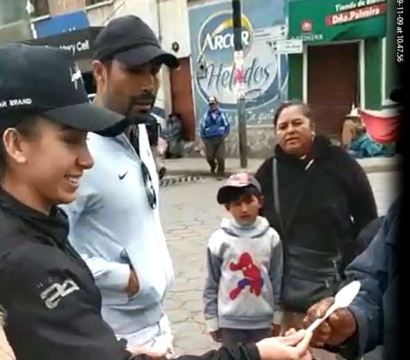 Los jugadores salieron con sus esposas para entregar el alimento a las personas que se manifiestan en las calles de Potosí. Foto. Internet 
