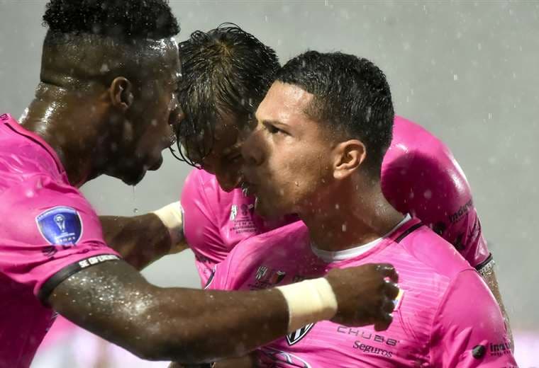 Los jugadores de Independiente del Valle celebran el gol de Luis Fernando León ante Colón. Foto. AFP  