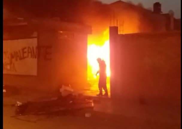 Incendiaron la casa del Gobernador de Oruro, Víctor Hugo Vásquez