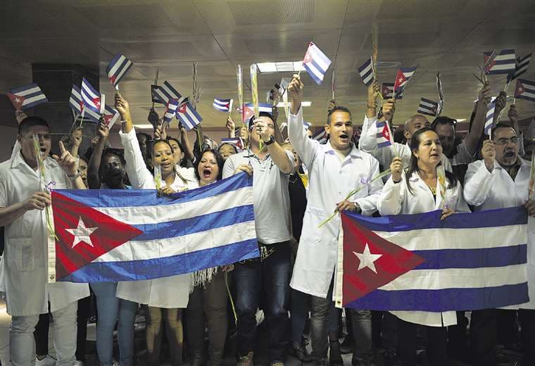 Los médicos cubanos regresaron a La Habana el 16 de noviembre, cuatro días después de la partida de Evo Morales a México. Foto: AFP