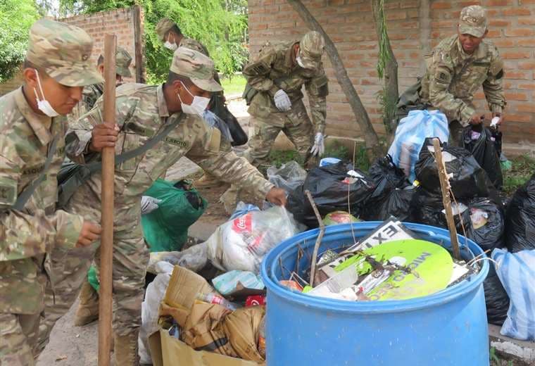 Un grupo de premilitares colabora con el recojo de basura en Camiri. Foto: Teófilo Baldiviezo