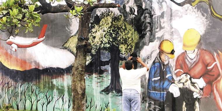 El mural es una forma de agradecer a quienes arriesgaron y dieron su vida ayudando a sofocar los incendios . Jorge Uechi