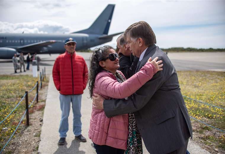 Las familias de los pasajeros se trasladaron este miércoles a Punta Arenas para seguir de cerca las labores de búsqueda. Foto: AFP