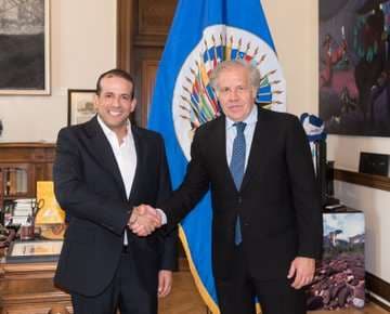 El secretario de la OEA publicó dos fotos en Twitter de la reunión. 