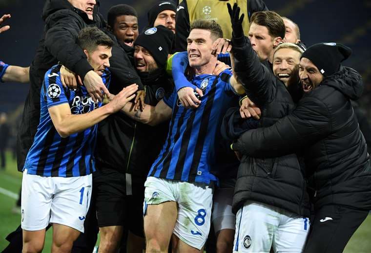 Los jugadores del Atalanta celebrando el gol de Gosens. Foto: AFP