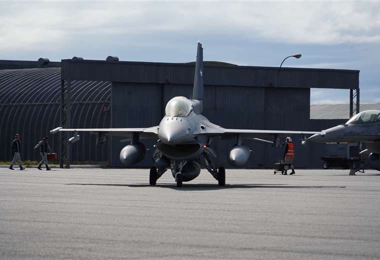 Más de una docena de aviones buscan el C-130 desaparecido al sur del continente. Foto: AFP