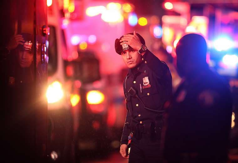Un policía se encuentra trabajando en la ciudad donde murieron seis personas a causa de un tiroteo. Foto: AFP 
