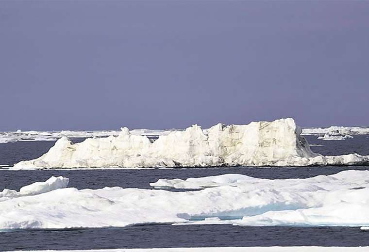 Mar Chukchi. Un témpano flota frente al rompehielos finlandés