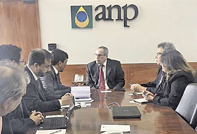 El ministro de Hidrocarburos, Víctor Hugo Zamora, se reunió con Décio Oddone, director de la ANP. Foto: MINISTERIO DE HIDROCARBUROS