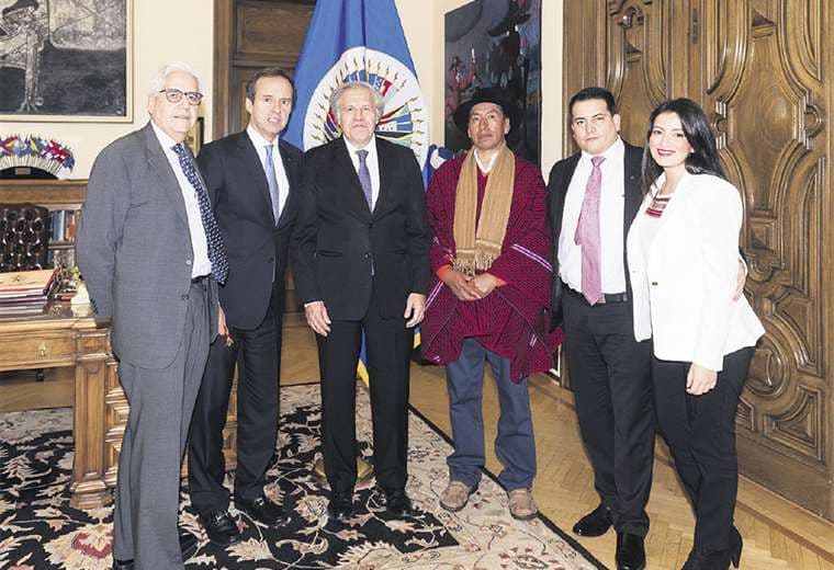 El delegado del Gobierno y activistas junto a Luis Almagro, secretario general de la OEA. Foto:TWITTER