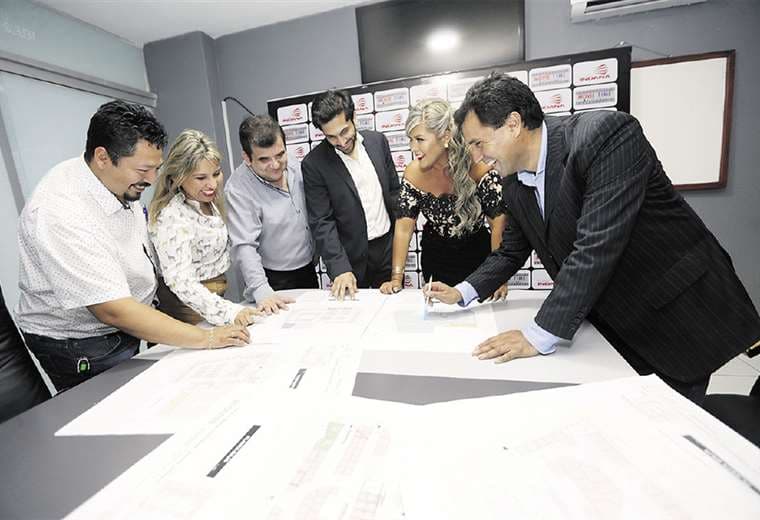 Vargas, primero desde la derecha, lleva adelante el proyecto para expandir su actividad comercial al norte. Foto:  Fuad Landívar