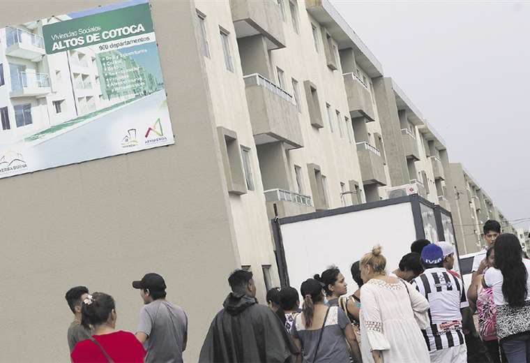 Las personas están expectantes para ver si califican y tienen acceso a los departamentos del condominio. Foto: Jorge Uechi