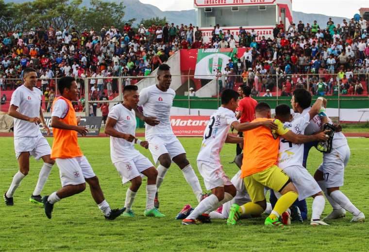 Los jugadores de Real Santa Cruz celebran en Tarija su clasificación a la final. Foto: APG
