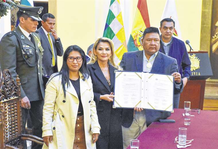 La presidenta Jeanine Áñez promulgó ayer la ley que amplía el plazo para la convocatoria a elecciones. Foto: APG NOTICIAS