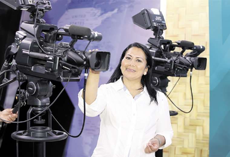 Con experiencia en producción periodística, Prada es la nueva jefa de prensa de Bolvia TV en Santa Cruz. Foto: FUAD LANDÍVAR