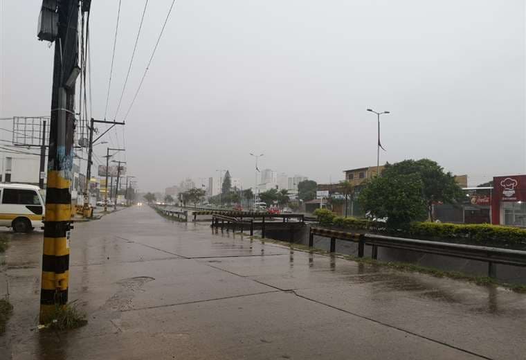 Una intensa lluvia cae desde la madrugada en Santa Cruz
