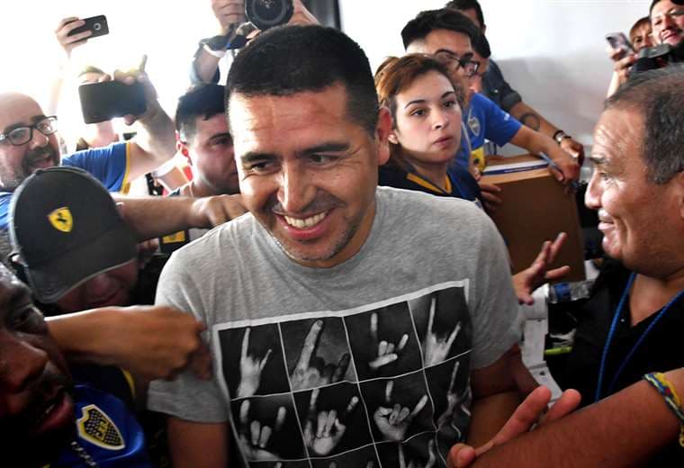 El ídolo de Boca vuelve a la institución xeneize como dirigente. Fue ovacionado el domingo por los hinchas. Foto. AFP