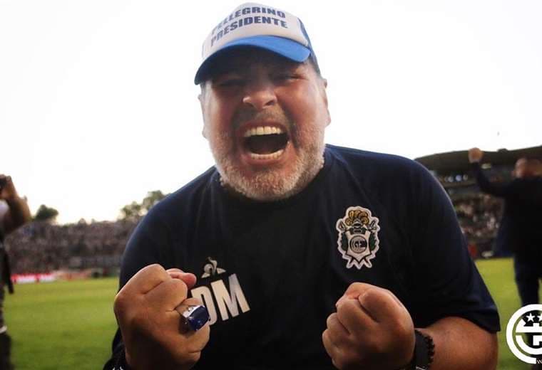 Maradona festeja su primer triunfo de local al mando de Gimnasia y Esgrima de La Plata. Foto: Twitter