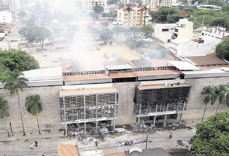 El edificio del TED Santa Cruz fue quemado en dos oportunidades. La última durante las protestas por fraude electoral. Foto: ARCHIVO