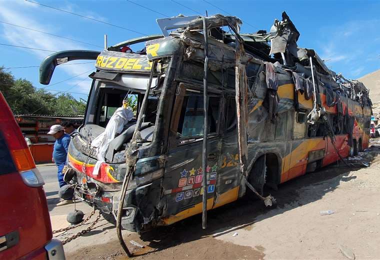 En estas condiciones quedó el bus tras el accidente en el sur de Perú. Foto: AFP