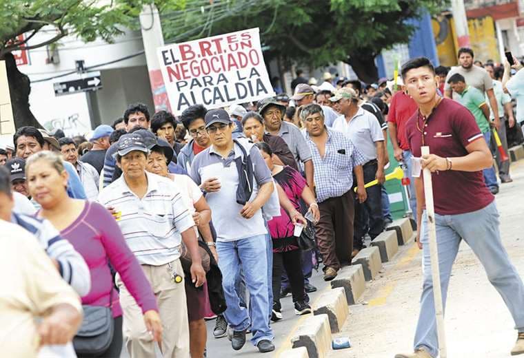 Los transportistas marcharon por el primer anillo, en protesta contra la Ley de Movilidad Urbana. Foto: Hernán Virgo